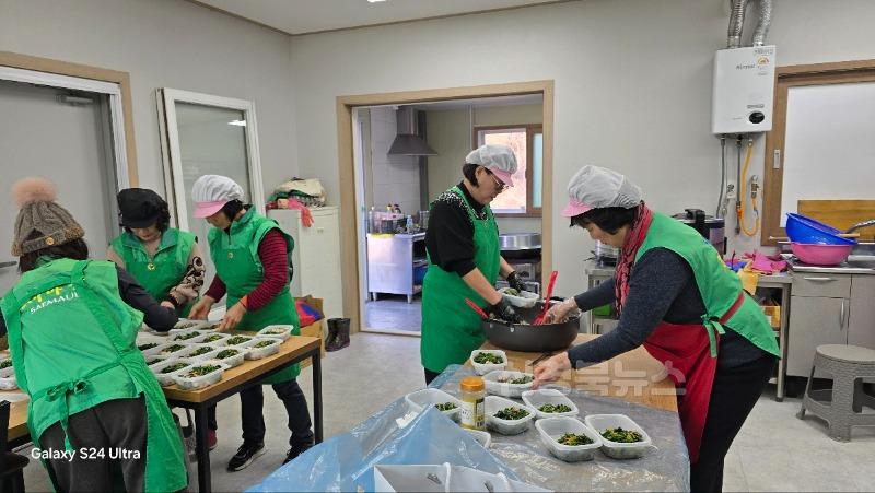 금강송면 지역사회보장협의체 마음담은 김치반찬지원 2.jpg