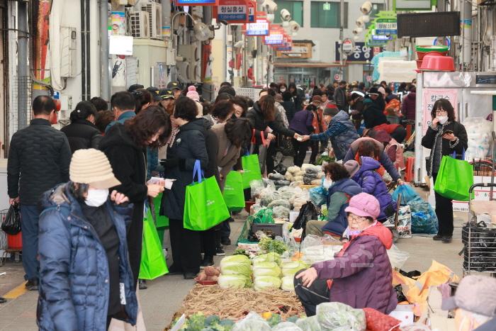 [크기변환]2025 01 22 설맞이 전통시장 장보기행사(지역경제과)241.JPG