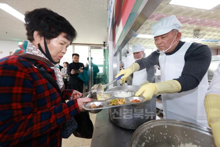 [크기변환]예천군노인복지관 농협중앙회 예천군지부 떡국 나눔행사 개최 (2).JPG