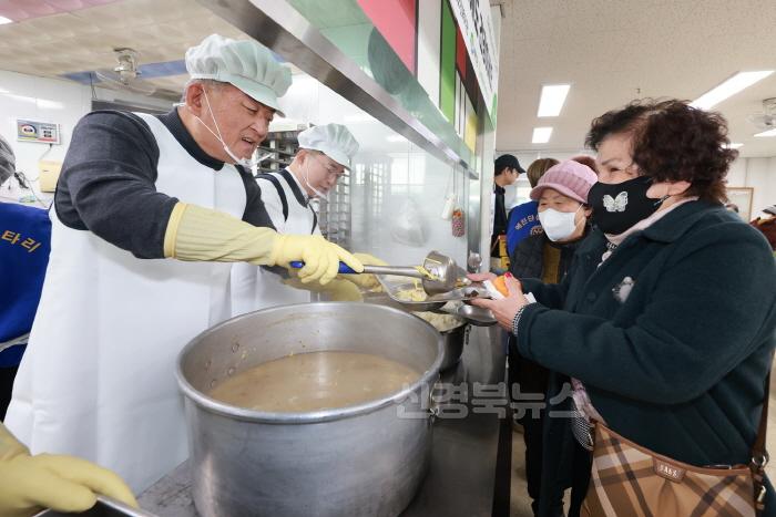 [크기변환]예천군노인복지관 농협중앙회 예천군지부 떡국 나눔행사 개최 (4).JPG