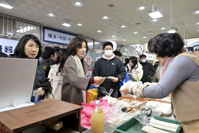[크기변환][경상북도교육청연구원] 2025년 설 맞이 전통시장 장보기 행사 실시-2.jpg