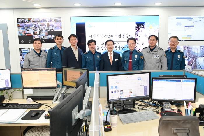 [크기변환]01.24-1 보도자료(설연휴 종합상황실 근무자 격려)고령경찰서(2).jpg