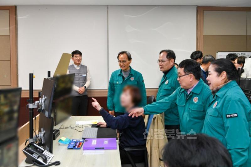 영주-1-6 박남서 영주시장, 임종득 국회의원 등 일행이 CCTV관제 현황을 점검하고 있다.jpg