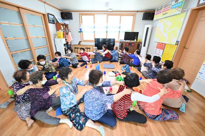 [크기변환]250131보도자료(청송군, 2025년 군민 중심 복지서비스 제공 [믿음직한 청송복지 실현]-경로당 행복도우미).JPG