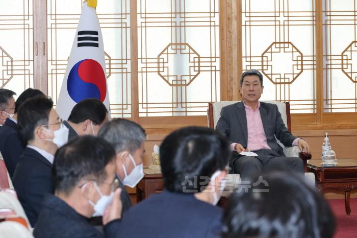 [크기변환]250131 이강덕 시장, 연초 민생경제부터 살린다…지역 경기 회복에 올인.jpg