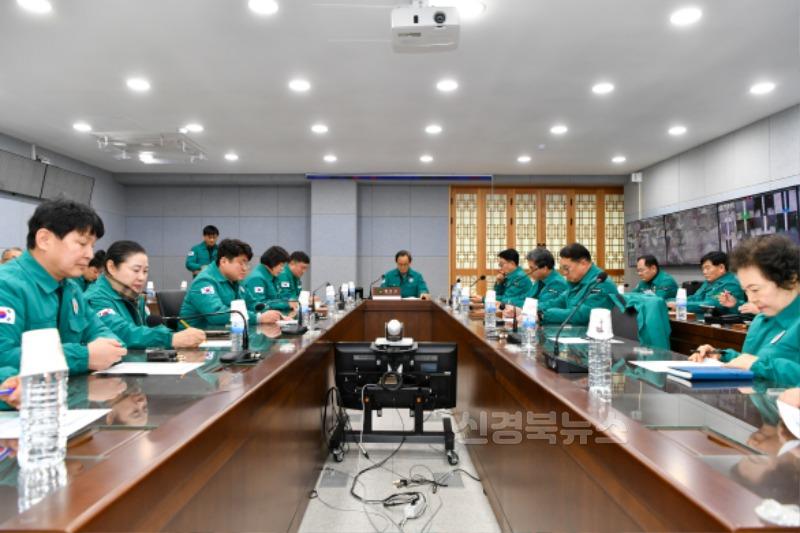 영주-2-1 박남서 영주시장, 임종득 국회의원, 영주시의회 의원들이 시청상황실을 방문해 안전대책을 점검하고 있다.jpg