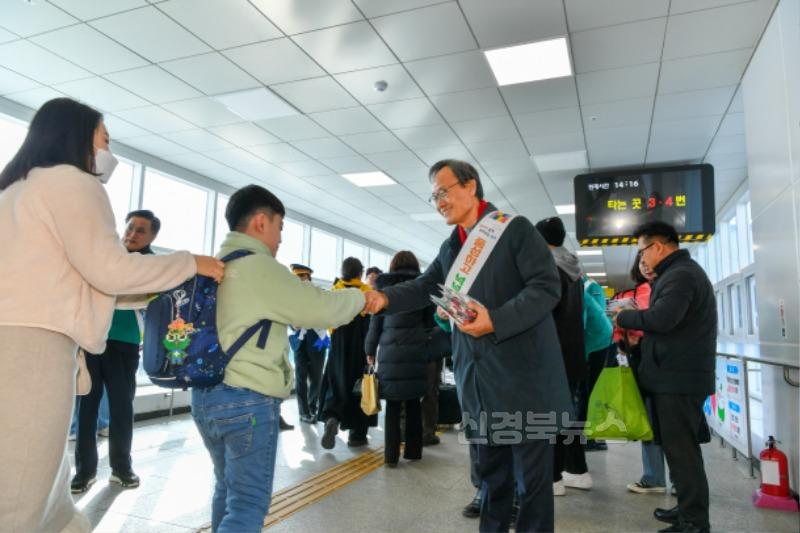 영주-2-4 박남서 영주시장이 고향을 찾아온 가족과 악수를 하고 있다.jpg