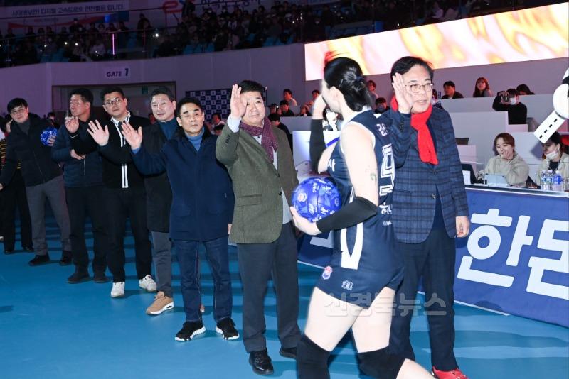 2025-01-28 하이패스 배구단 홈경기 김천시의회의날DSC_4216_1.jpg