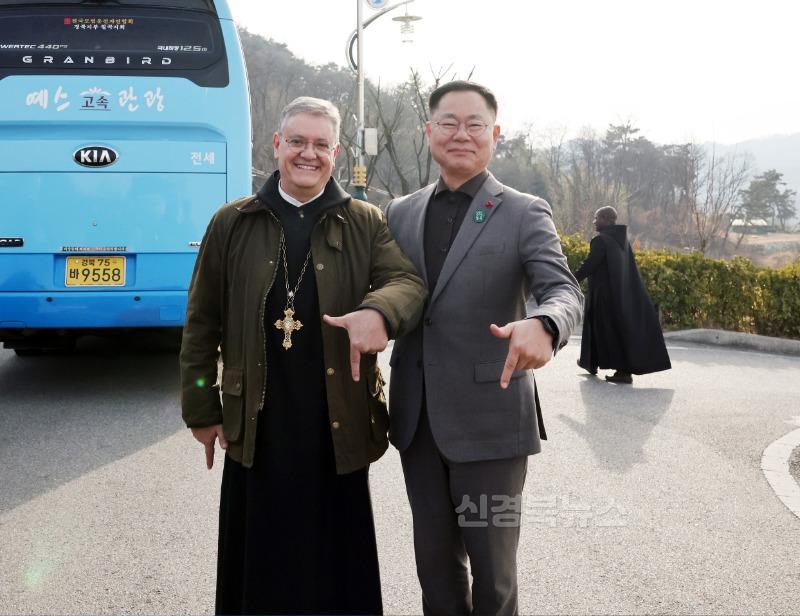 (사진2)“김재욱 칠곡군수가 제7대 총재 아빠스로 당선된 하비에르 아파리시오 수아레스 신부와 함께 향사아트센터에서 ‘럭키 칠곡 포즈’로 기념 촬영을 하고 있다_.jpg