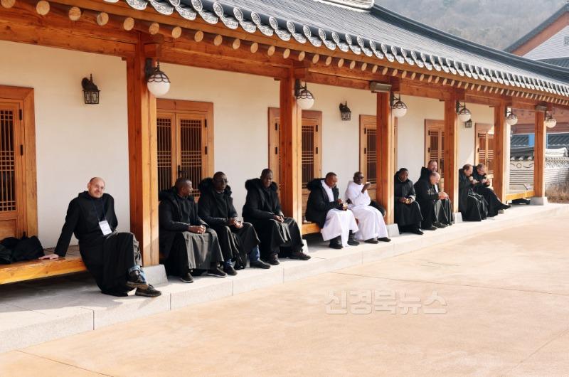 (사진4)성 베네딕도회 오틸린엔 연합회 수도자들이 향사아트센터에서 한옥의 정취를 느끼며 담소를 나누고 있다.jpg