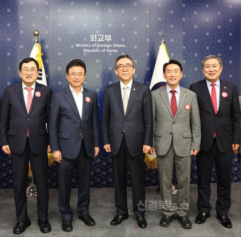 1._APEC_정상회의_유치_외교부_장관_면담.jpg