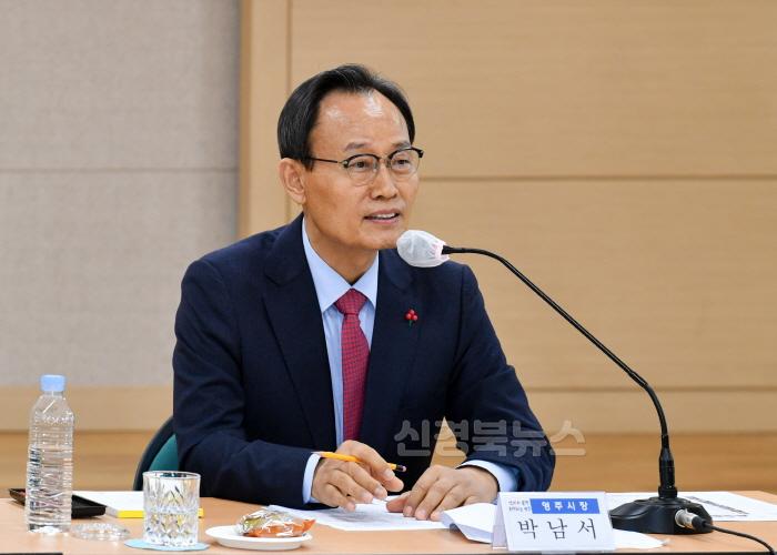 [크기변환]영주-2-4 박남서 영주시장이 문수면 간담회에서 발언하고 있다.jpg