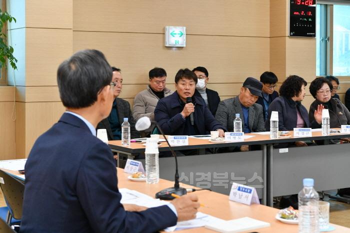 [크기변환]영주-2-3 박남서 영주시장이 문수면 간담회 참석 주민의 발언을 청취하고 있다.jpg