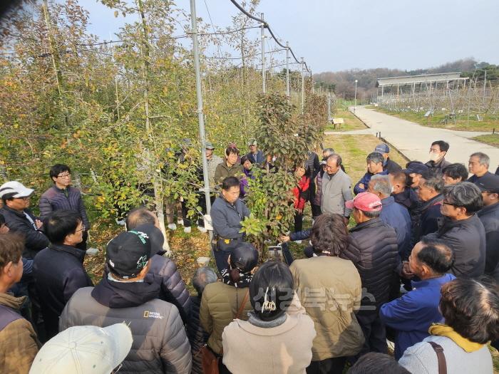 [크기변환]영주-1-2 영주시, 2025년 농업인 전문 교육 수강생을 모집한다(현장수업 모습).jpg