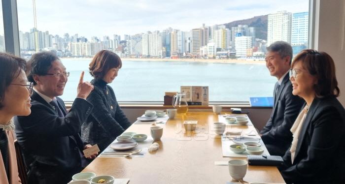 [크기변환]1._주부산일본총영사관_방문(오스카_츠요시_총영사).jpg