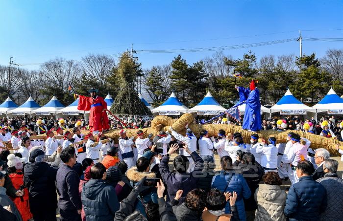 [크기변환]영주-1-4 (참고사진)순흥초군청민속문화재 성하·성북 줄다리기 모습.jpg