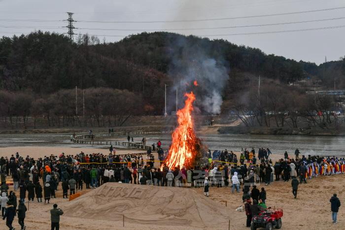 [크기변환]영주-1-3 (참고사진)무섬마을 백사장 정월대보름 달집태우기 행사 모습.jpg