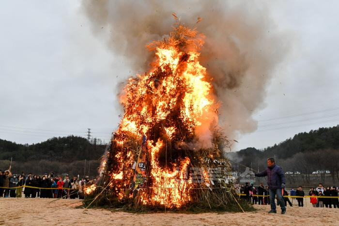 [크기변환]영주-1-1 (참고사진)무섬마을 백사장 정월대보름 달집태우기 모습.jpg