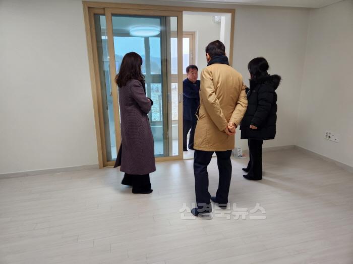 [크기변환][행정지원과] 예천교육지원청, 교직원 연립관사 준공 기념 커팅식 행사 실시 (2).jpg