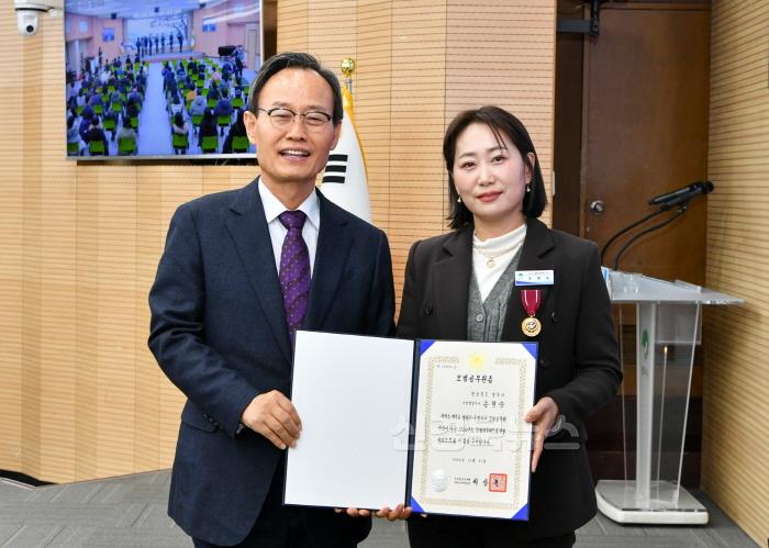 [크기변환]영주-6-3 손현숙 경제기획팀장 대통령 표창(모범공무원) 수상.jpg