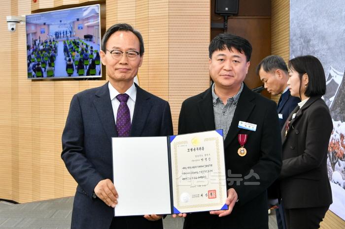 [크기변환]영주-6-4 박명신 체육시설팀장 대통령 표창(모범공무원) 수상.jpg
