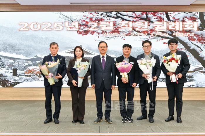 [크기변환]영주-6-1 영주시 공무원, 대통령 표창 등 수상 퀘거(단체사진).jpg