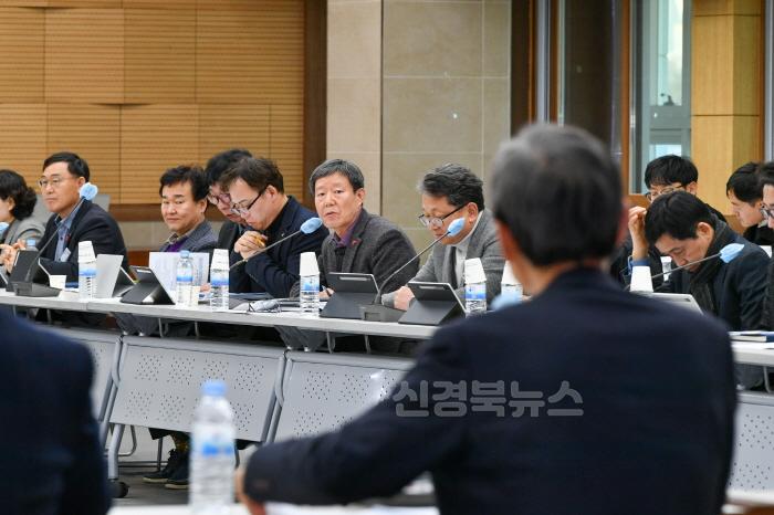[크기변환]영주-1-3 김종길 문화예술과장이 주요현안사업을 보고하고 있다 (1).jpg