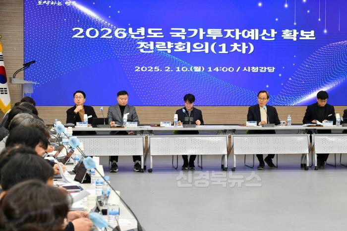 [크기변환]영주-1-2 박남서 영주시장의 주재로 회의가 진행중이다 (1).jpg