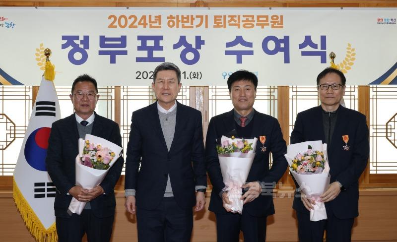 250211 시정 발전에 기여한 포항시 2024년 하반기 퇴직공무원 정부포상 전수1.JPG