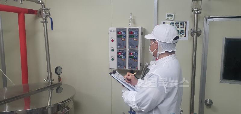 영주-3 스마트 HACCP 기술을 활용해 살균 데이터 수집을 하고 있다.jpg