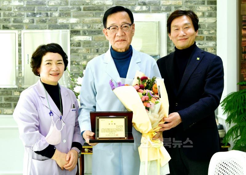 [경산시보도자료]경산시장학회, 권오흥 원장(권치과의원)에 감사패 전달.jpg