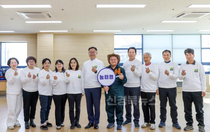 [크기변환]1. 김재욱 칠곡군수(가운데)가 농업 안전교육 영상 제작에 참여한 농업인들과 함께 기념촬영을 하고 있다. 이번 교육 영상은 뮤지컬과 단막극을 활용해 농업인이 직접 출연하고 참여하는 방식으로 제작됐다..jpg