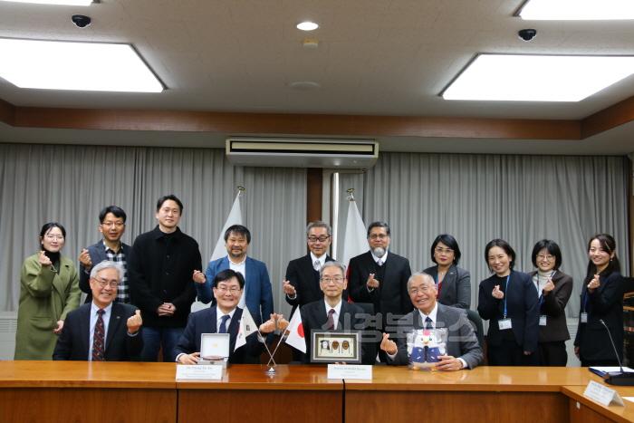 [크기변환]사가국립대학교 단체사진 단체사진.jpg