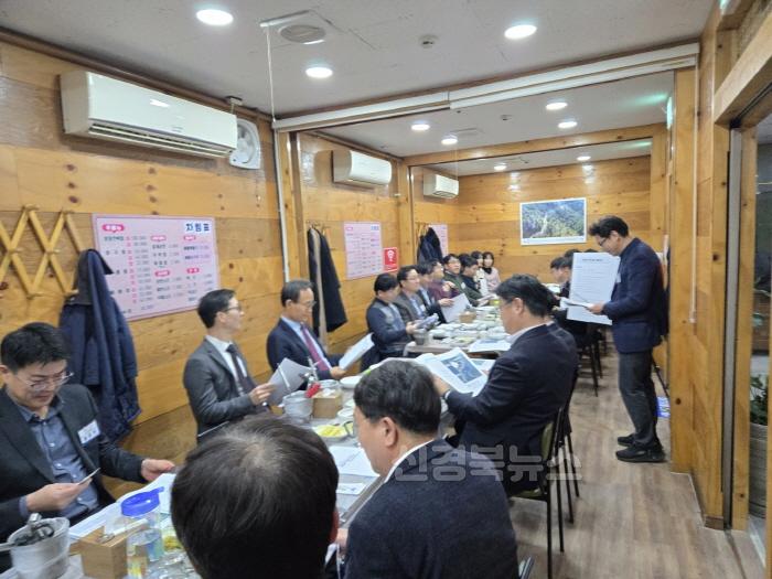 [크기변환]영주-1-1 영주 출신 중앙부처 공무원들과 정례 정책간담회를 진행하고 있다.jpg