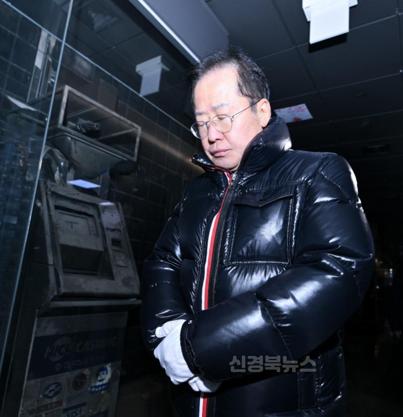 [붙임]_홍준표_대구광역시장_중앙로역_기억공간_찾아_헌화_참배_3.jpg