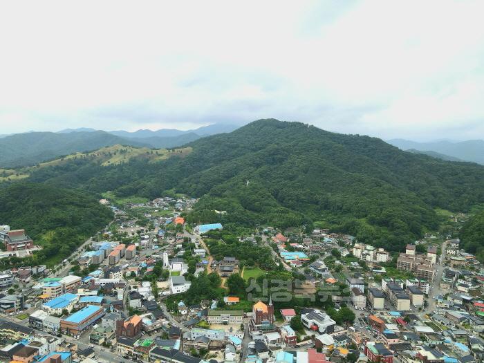 [크기변환]02.18-1 보도자료(고령 대가야 고도 신규지정)대가야궁성지, 주산성, 지산동 고분군 전경(1).jpg