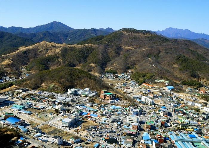 [크기변환]02.18-1 보도자료(고령 대가야 고도 신규지정)고령 주산성 지산동 고분군 전경(2).jpg