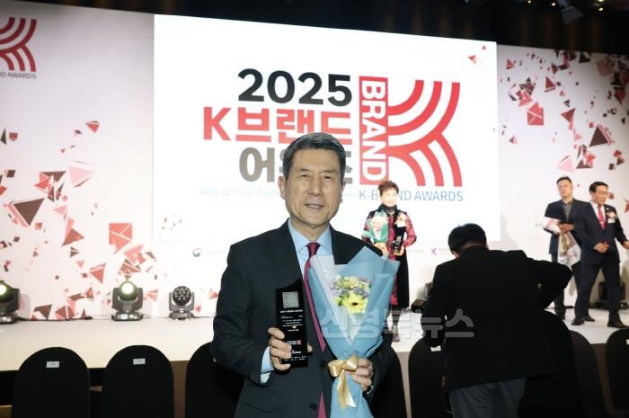 [크기변환]250219 포항시, 2025 K-브랜드 어워즈 ‘디지털혁신도시’ 부문 수상 쾌거1.JPG
