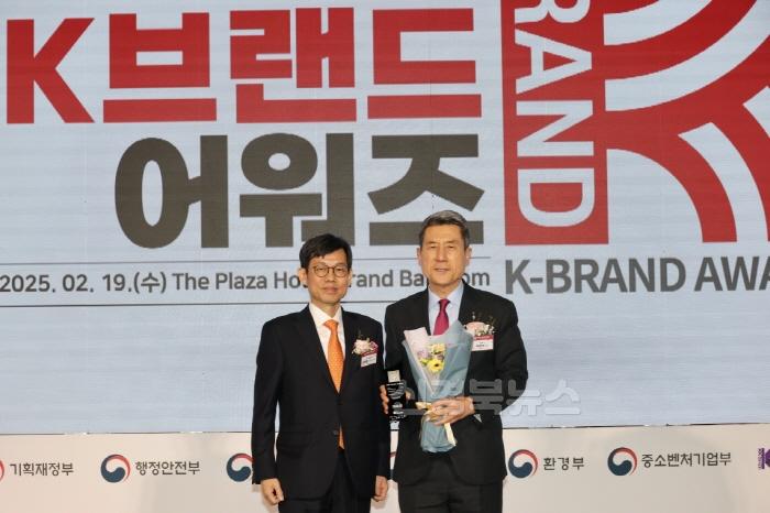 [크기변환]250219 포항시, 2025 K-브랜드 어워즈 ‘디지털혁신도시’ 부문 수상 쾌거2.JPG