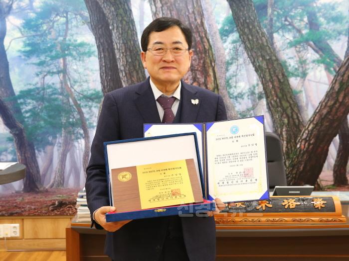 [크기변환]2-2. 8대 지자체 혁신평가‘대상’수상.JPG