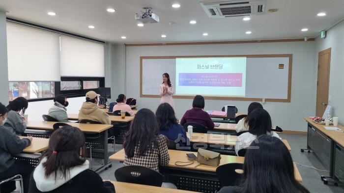 [크기변환][인구청년과]꿈 포기 금지! 구미시  청년 취업 자신감 팍팍 불어넣는다(1. 역량강화 프로그램).jpg