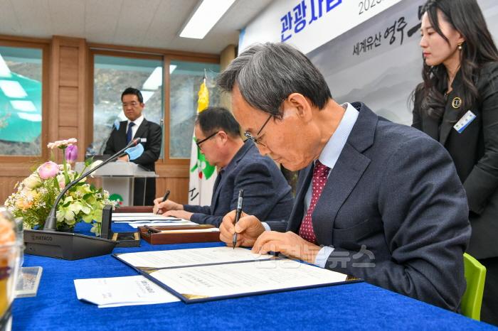 [크기변환]영주-1-4 박남서 영주시장이 업무협약서에 서명을 하고 있다.jpg