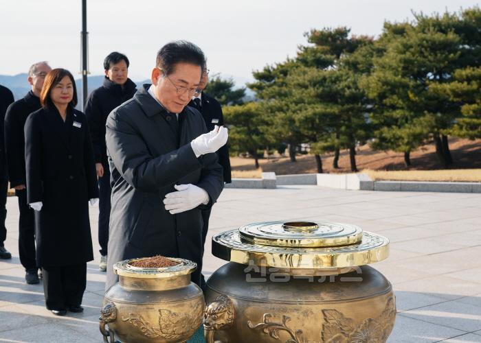 [크기변환]5 [사진] 영천시, 대구 군부대 영천 유치 기원 호국영령 참배 (2).jpg