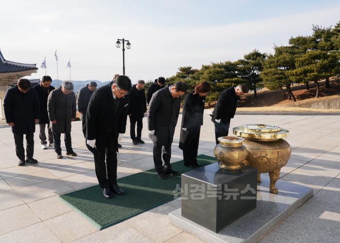 [크기변환]5 [사진] 영천시, 대구 군부대 영천 유치 기원 호국영령 참배 (1).jpg