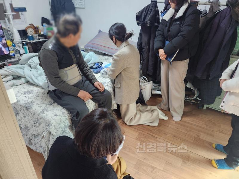 영주9-1 희망기동대가 취약계층을 찾아가 혈압측정을 하고 있다.jpg