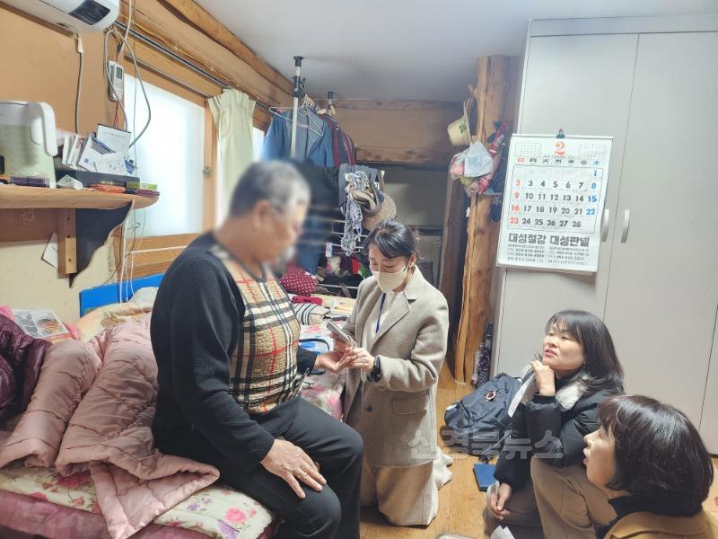 영주9-2 희망기동대가 취약계층을 찾아가 혈당측정을 하고 있다.jpg
