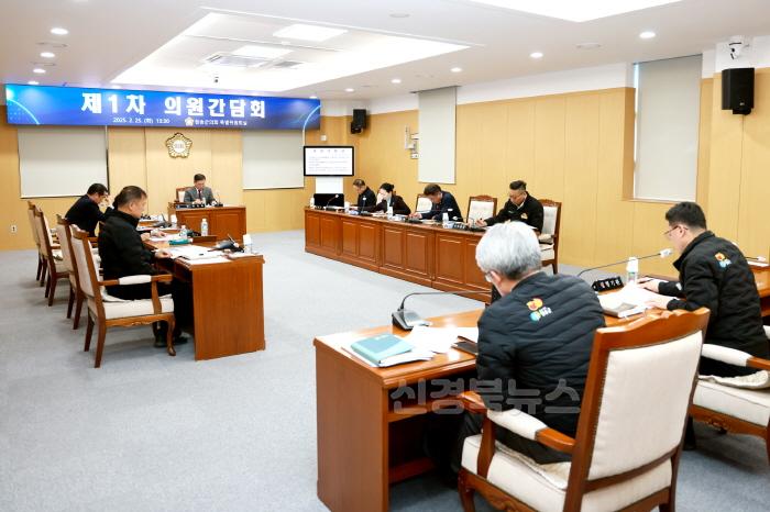 [크기변환]250226보도자료(청송군의회, 2025년 제1차 의원간담회 개최) (2).JPG