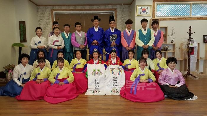 [크기변환]02.26-6 보도자료(2024 시군대표관광상품 지원사업 공모선정)대가야다례원_한복체험(3).jpg