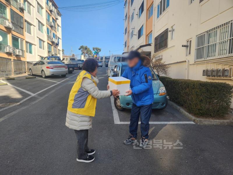 영주-12-2 하망동 지역사회보장협의체에서 지역 독거 어르신에게 반찬나눔을 하고 있다.jpg