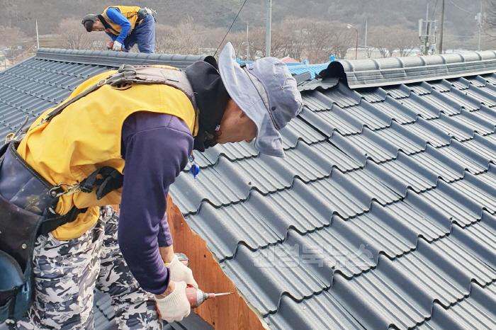 [크기변환]250228보도자료(안전한 환경, 안심되는 물! 청송의 지속가능한 미래[청송군, 2025년 환경정책 방향 발표])-슬레이트 지붕 철거.jpg